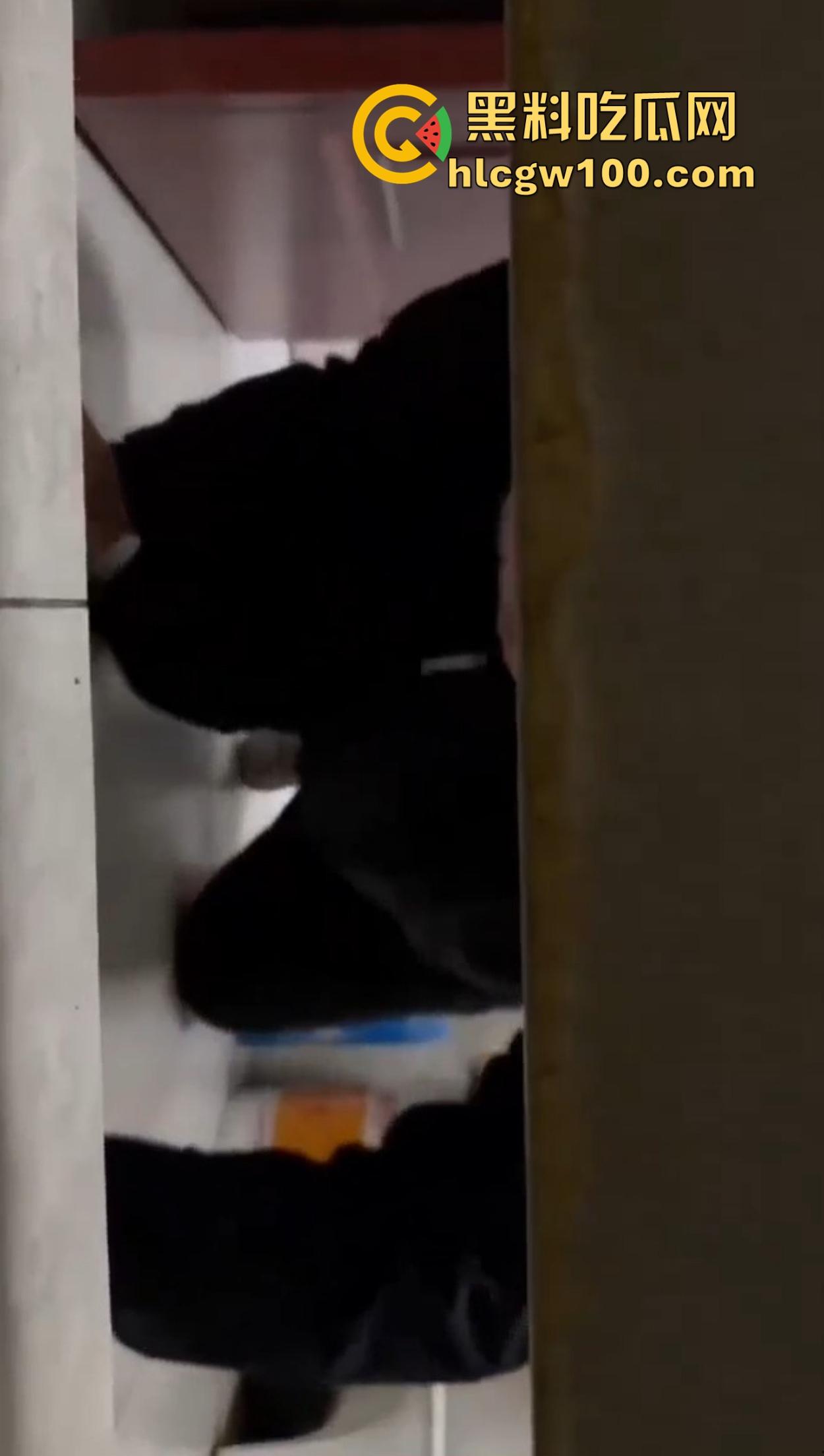 老逼登儿女厕偷窥上瘾，被钓鱼抓个正着，吓得妹子裤子都提不起来，下次建议直接尿他脸上黄汤伺候洗洗清醒！-2