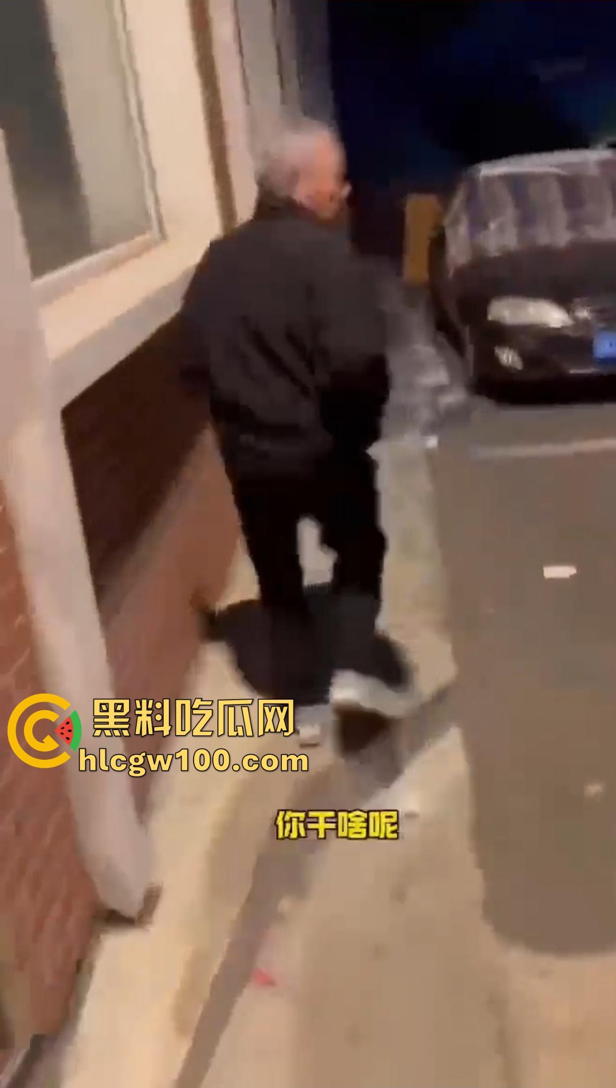 老逼登儿女厕偷窥上瘾，被钓鱼抓个正着，吓得妹子裤子都提不起来，下次建议直接尿他脸上黄汤伺候洗洗清醒！-5