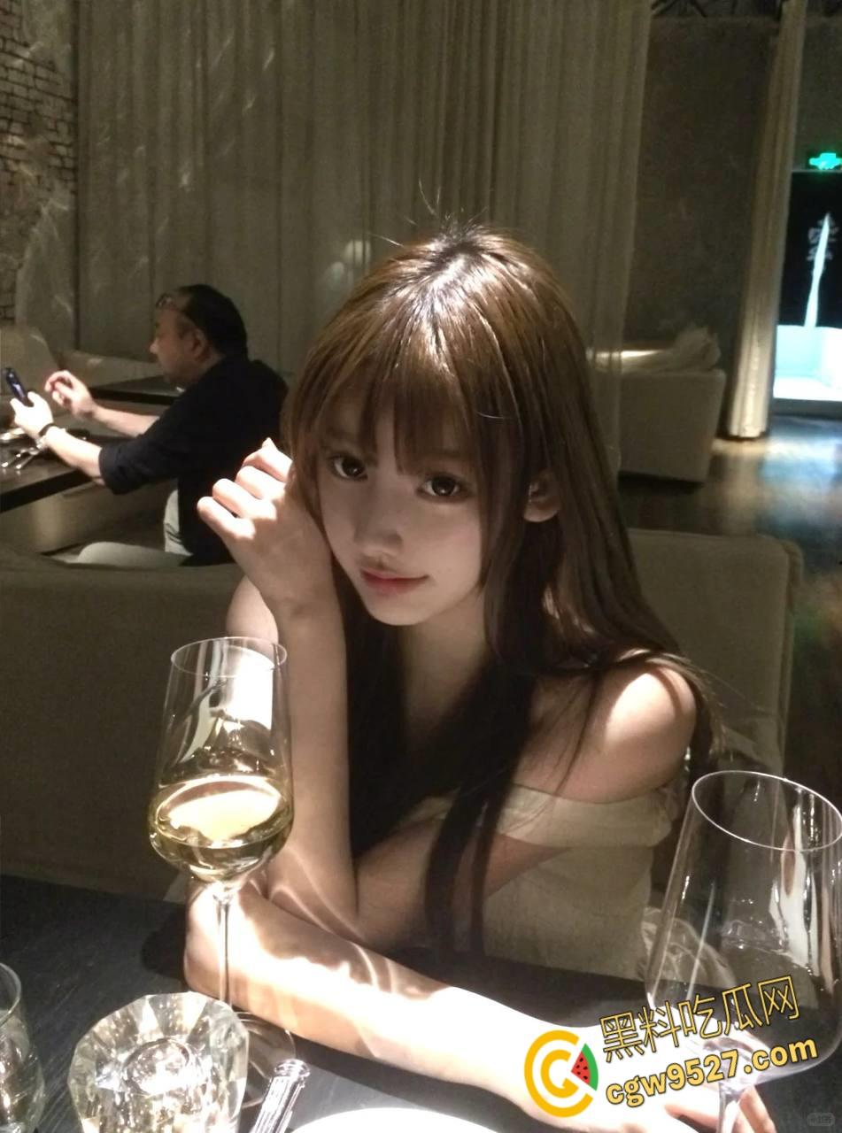 出租房交不起燃气费，翘臀牛仔裤的妹妹，淫语挑逗暗示哥哥，后入暴力抽插内射，操的妹妹淫水直喷 !-2