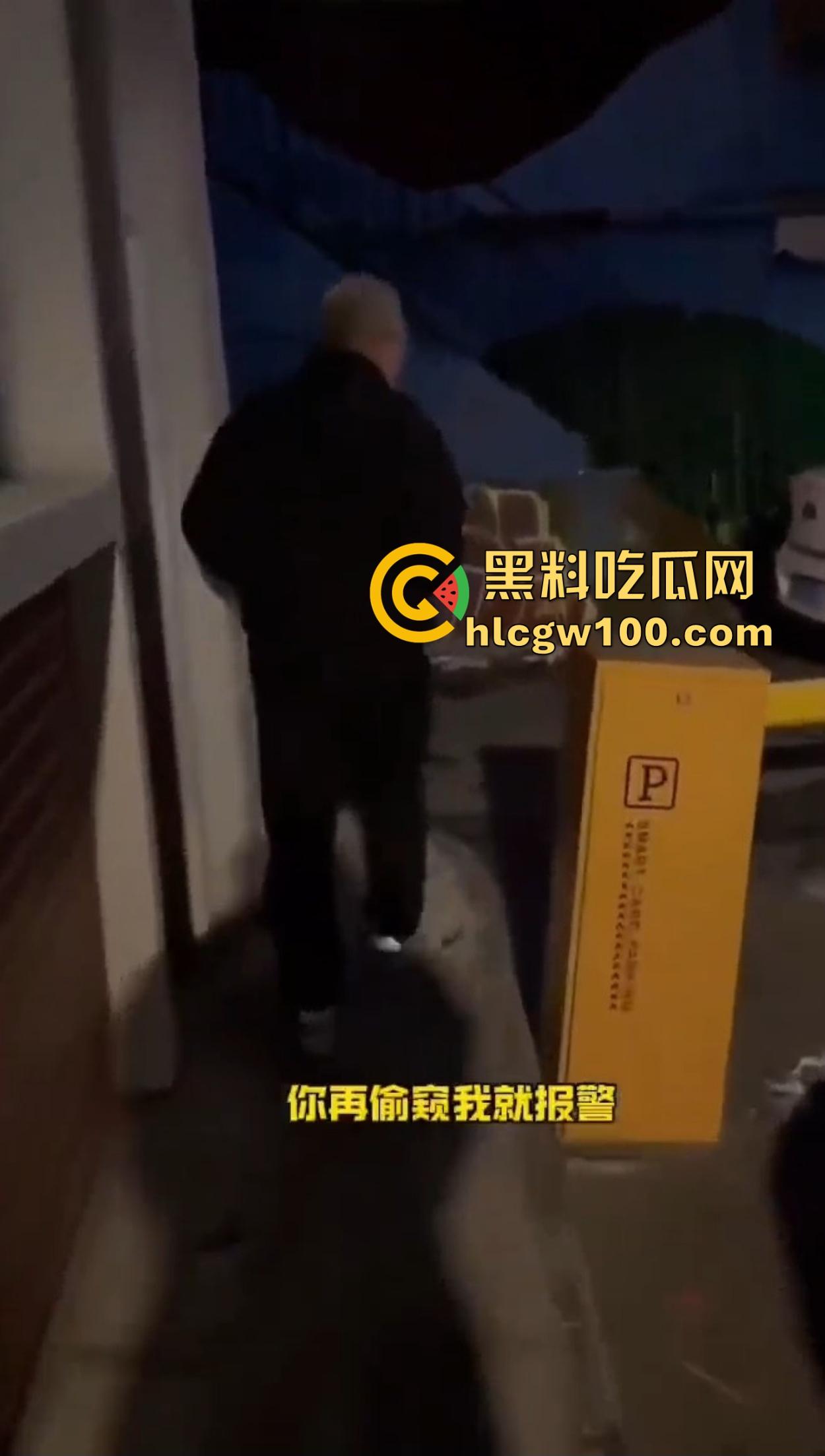老逼登儿女厕偷窥上瘾，被钓鱼抓个正着，吓得妹子裤子都提不起来，下次建议直接尿他脸上黄汤伺候洗洗清醒！-11