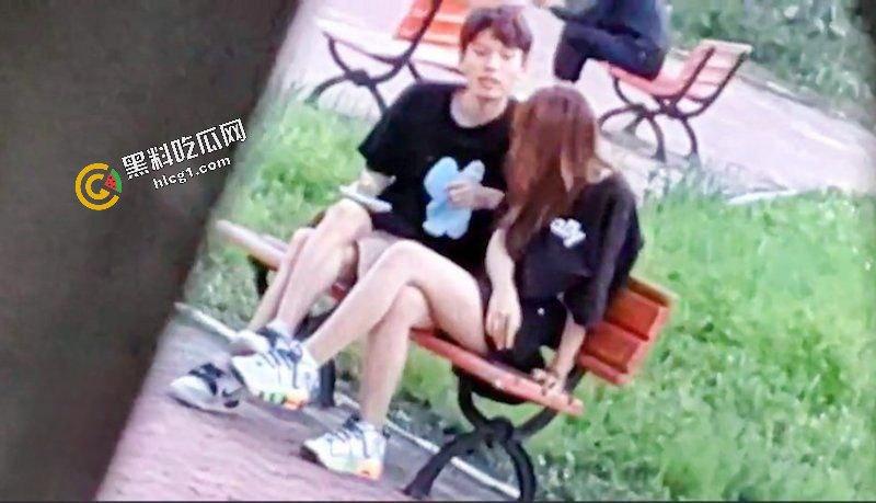 四川工商职业技术学院 小情侣饥渴难耐 在操场边腻歪 吸奶子 偷拍视频流出-1