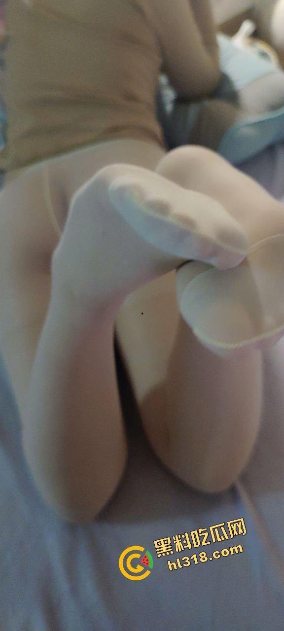 生病挂吊瓶了还不忘操逼,39度高烧逼都不放过,狠人就是狠,洗澡举着吊瓶都能操!-16