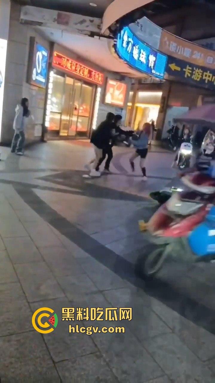 温州龙港财富广场精神小妹街头开打，围观群众看得热闹非凡-3