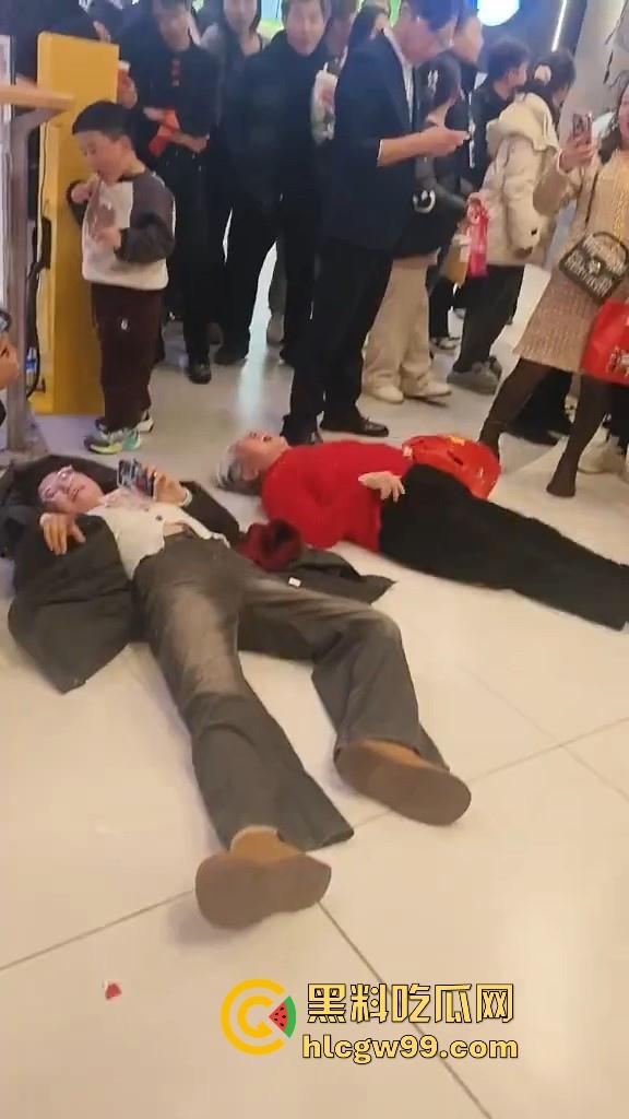 山东临沂兰陵县万达广场老太太与女大学生吵架碰瓷，两人同时躺地，棋逢对手，老太太碰到硬茬了-2