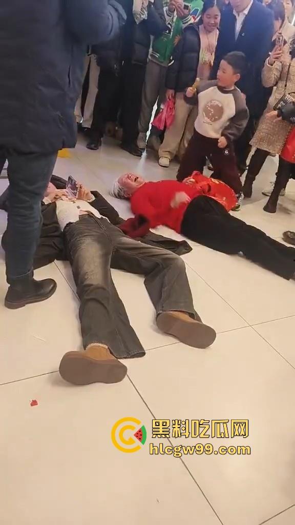 山东临沂兰陵县万达广场老太太与女大学生吵架碰瓷，两人同时躺地，棋逢对手，老太太碰到硬茬了-5