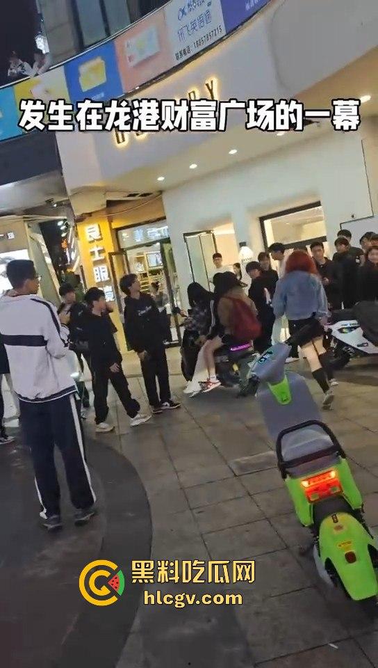 温州龙港财富广场精神小妹街头开打，围观群众看得热闹非凡-7