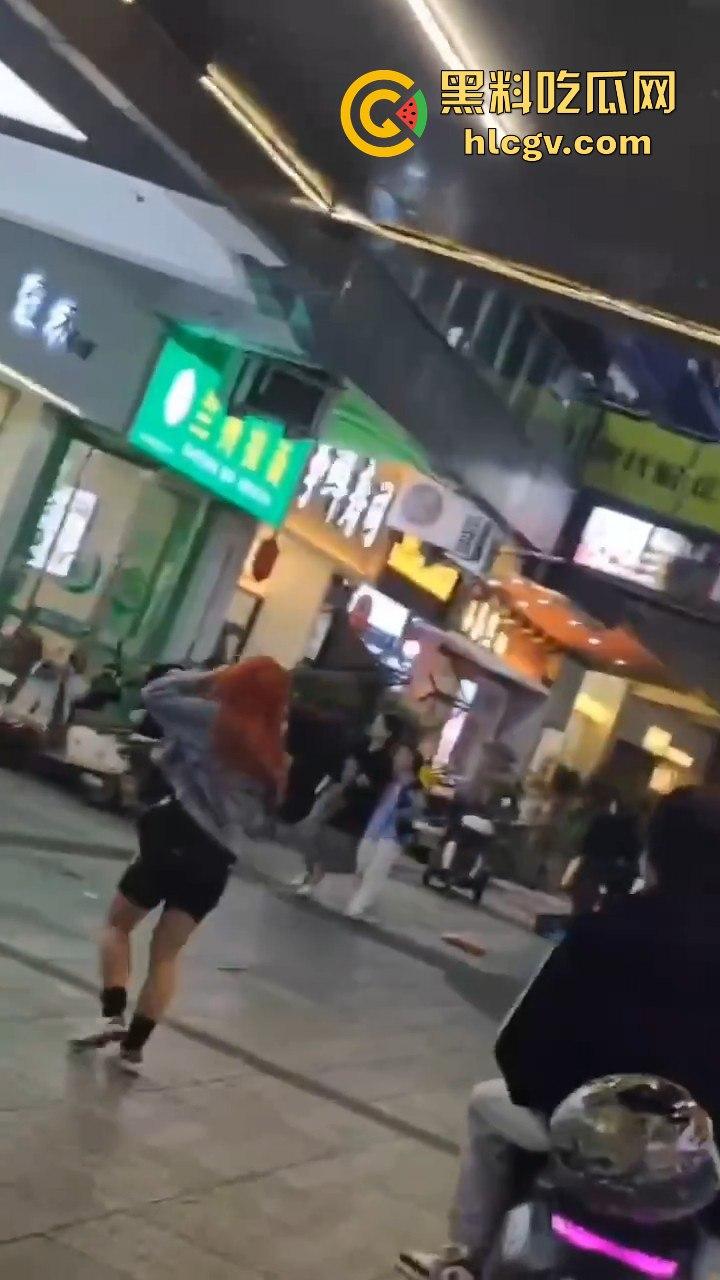 温州龙港财富广场精神小妹街头开打，围观群众看得热闹非凡-11