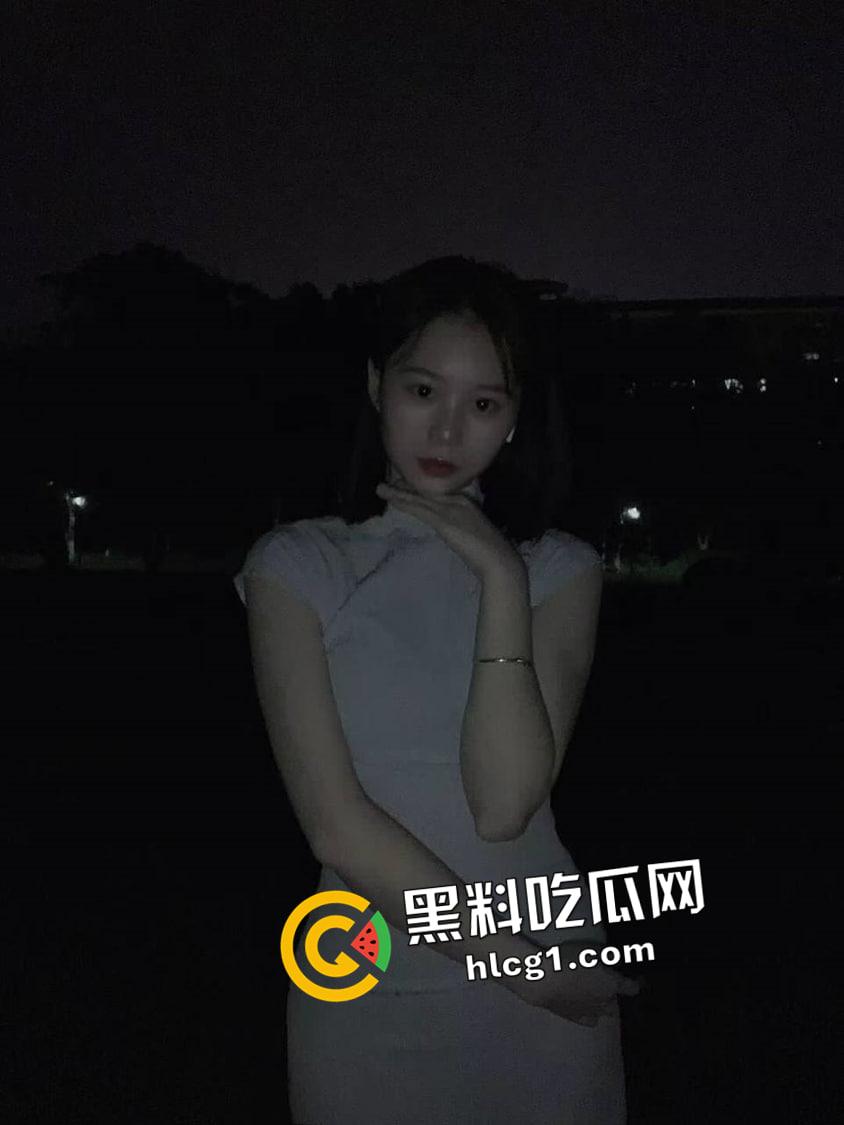 独家爆料！成都理工大学学妹拍私房  摄影师色心渐起叫学妹足交 学妹一脸不情愿 奈何给的太多了-3