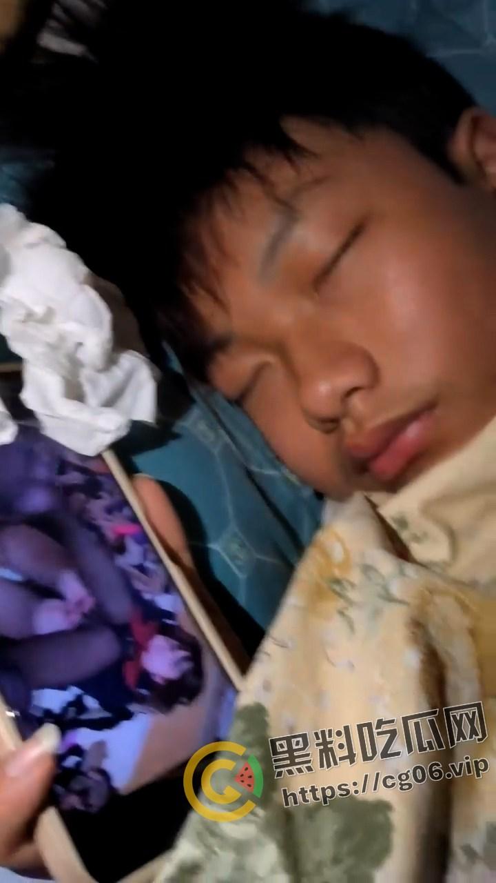 广西初中生宿舍全员老色鬼！集体看片打飞机  竟然还有人打飞机打睡着了  不愧是广西老表-1