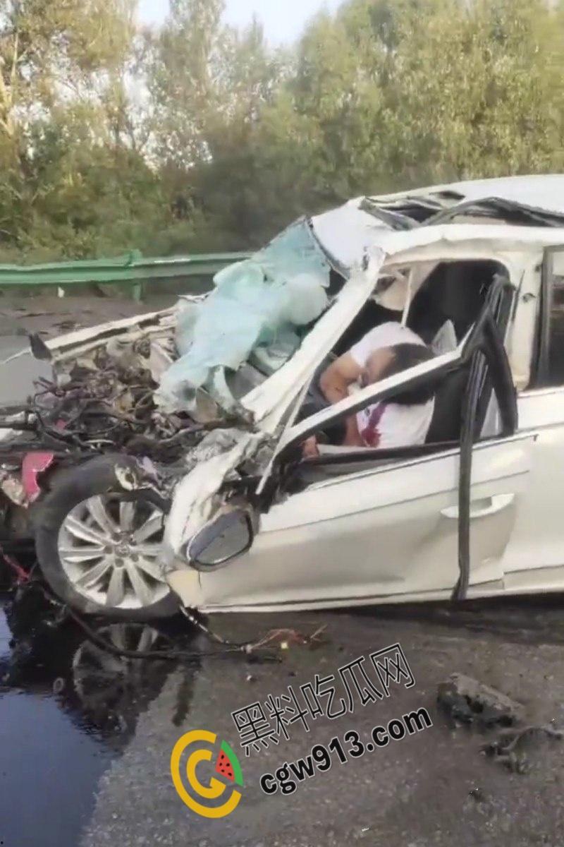 疲劳驾驶酿惨祸！陕西榆林轿车撞毁货车现场，司机当场爆头身亡，晕血者勿入-4