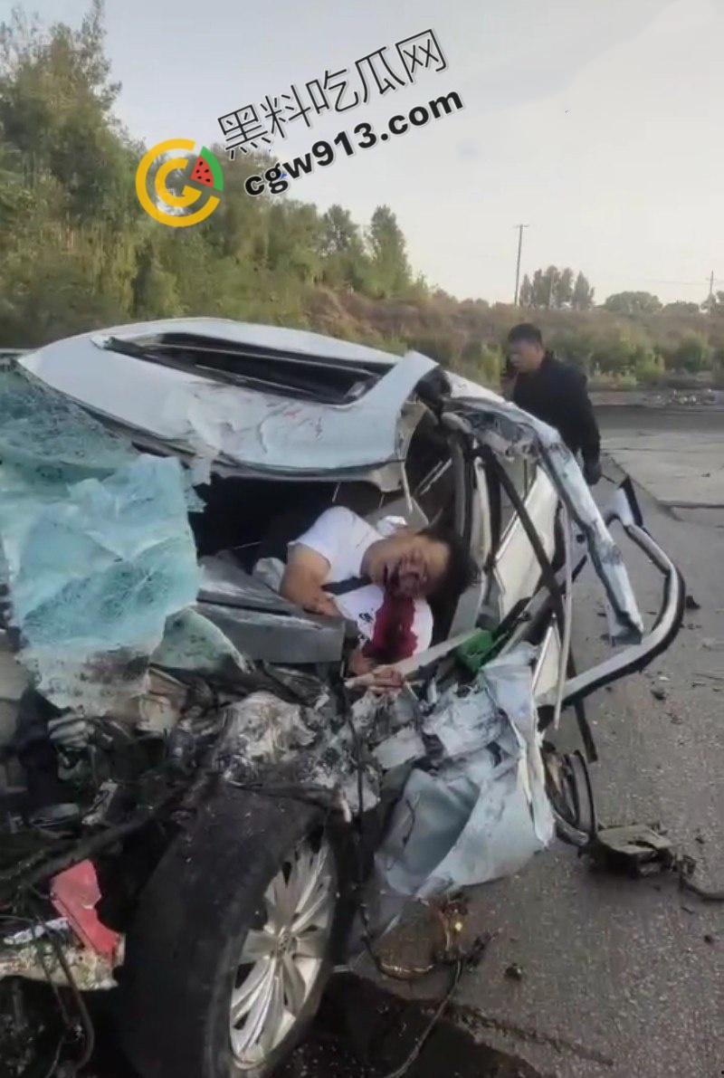 疲劳驾驶酿惨祸！陕西榆林轿车撞毁货车现场，司机当场爆头身亡，晕血者勿入-6