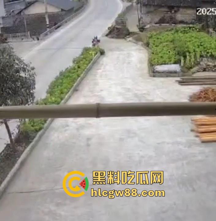 没煮你饭啊！你怎么就怎么就这么自来熟呀？飞车党直飞大爷家 坐等开饭 只见其车不见其人。-1