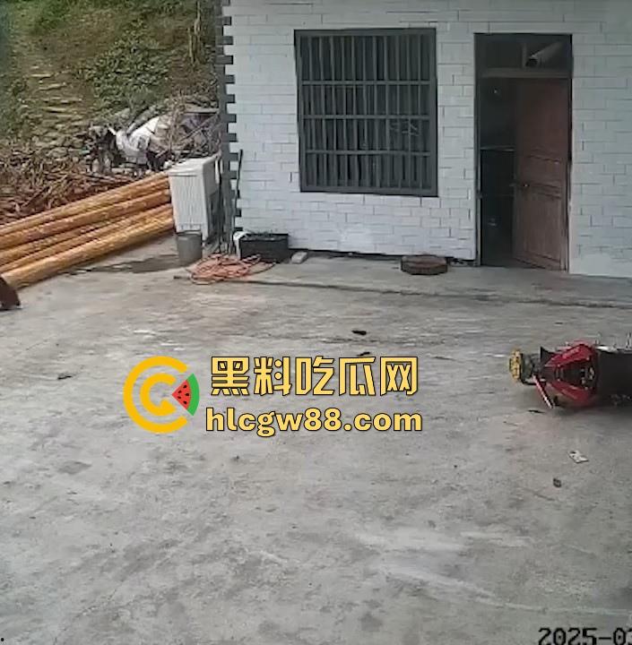 没煮你饭啊！你怎么就怎么就这么自来熟呀？飞车党直飞大爷家 坐等开饭 只见其车不见其人。-12