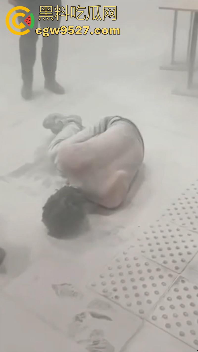 哈萨克斯坦男子，在阿拉木图机场自焚，火势很快被扑灭，受害者被送往市立医院接受治疗！-6