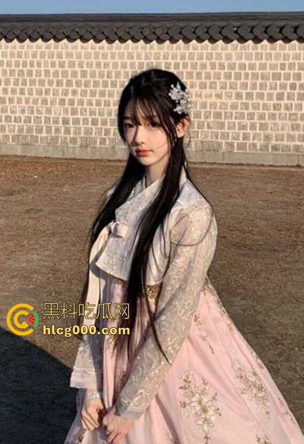 海角乱伦， 和萝莉亲妹妹性福的暑假生活，天天在家猛插狂操，无套操白虎嫩穴内射骚逼！-1