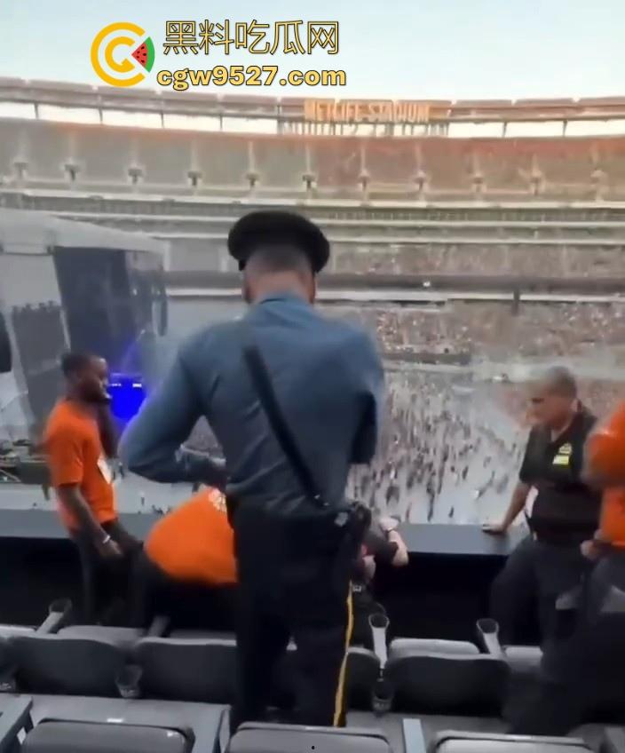 泰勒·斯威夫特演唱会发生一场枪击案,还好看台民众及时发现组织,成功阻止了一场有蓄意的射击!-5