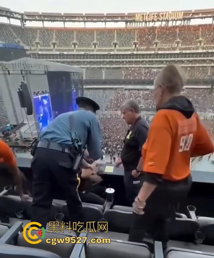 泰勒·斯威夫特演唱会发生一场枪击案,还好看台民众及时发现组织,成功阻止了一场有蓄意的射击!-7