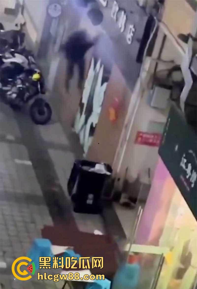 重庆厕偷拍男玩脱了，被情侣堵个正着，心虚跳楼逃跑，结果直接摔逼逼了，多处骨折进医院！-3