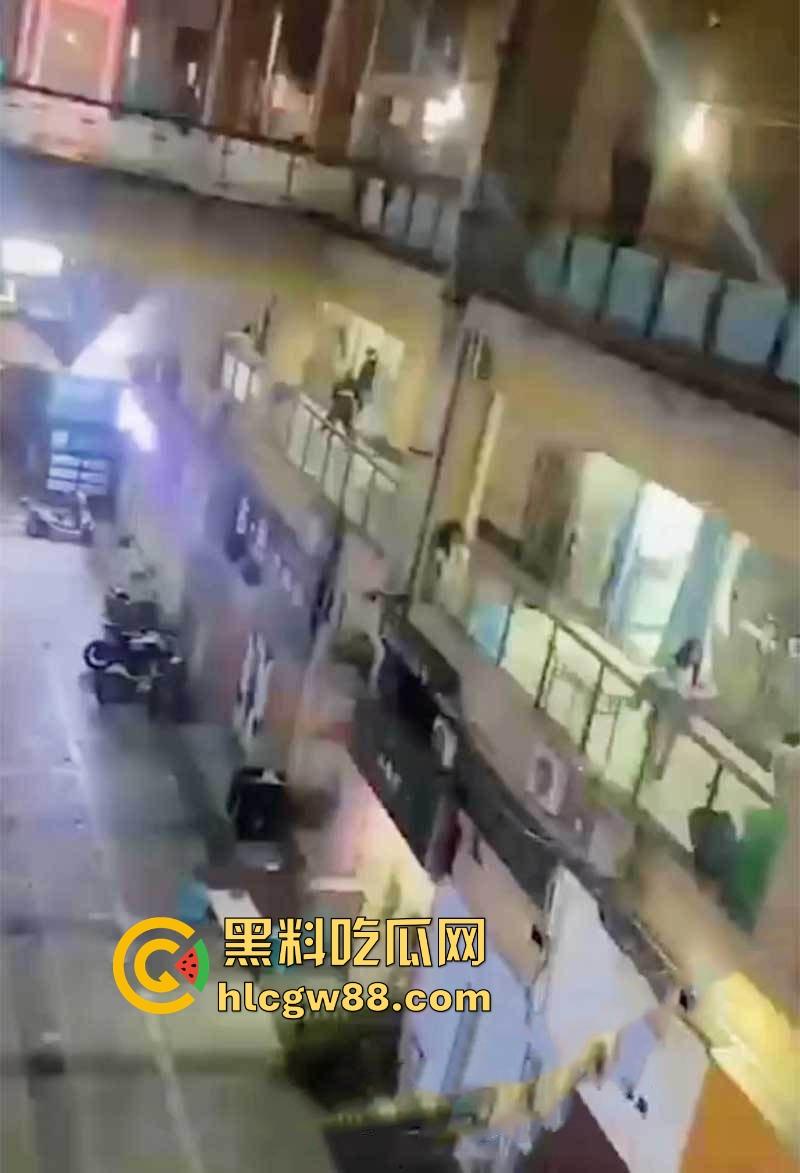 重庆厕偷拍男玩脱了，被情侣堵个正着，心虚跳楼逃跑，结果直接摔逼逼了，多处骨折进医院！-9