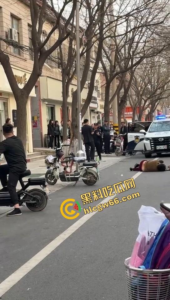 郑州人神共愤事件，当兵16年白练了，回家不是孝敬父母，是为个丑小三把爹妈打进医院！-11