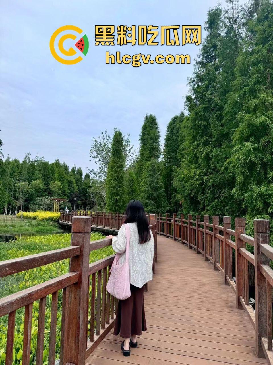 武大高颜值清纯少女【依依】被金主调教成母狗！全国各地旅游打卡露出，逼过流水雁过无声！-7