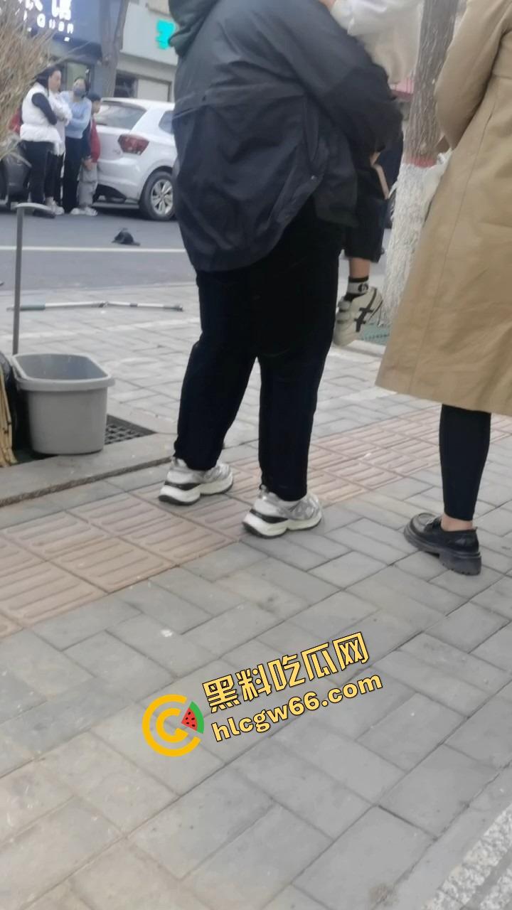 郑州人神共愤事件，当兵16年白练了，回家不是孝敬父母，是为个丑小三把爹妈打进医院！-18