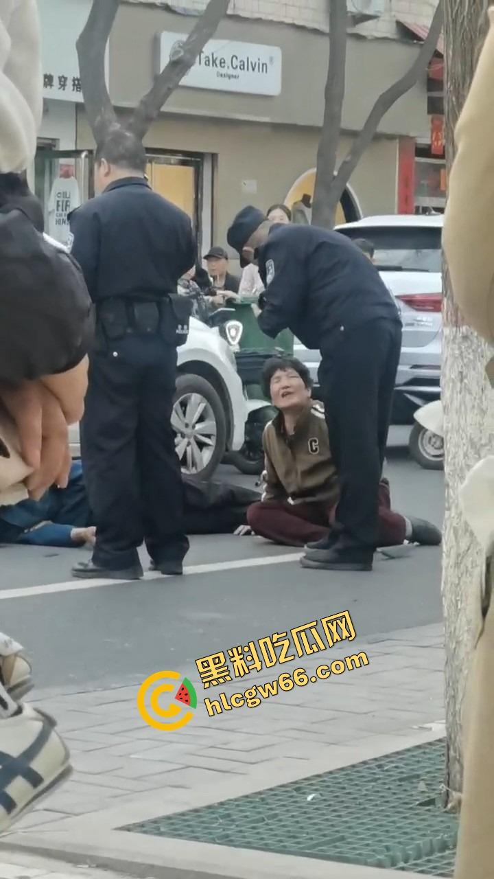 郑州人神共愤事件，当兵16年白练了，回家不是孝敬父母，是为个丑小三把爹妈打进医院！-20