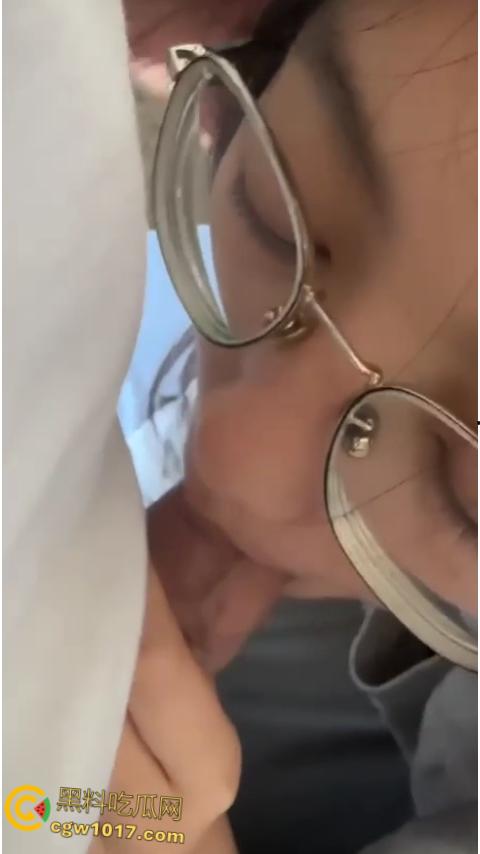 南京航空大学眼镜妹【杨思怡】，高颜值反差学生妹，白嫩大奶正脸口交，戴眼镜后入蜜桃臀，反差感极强 ！-5