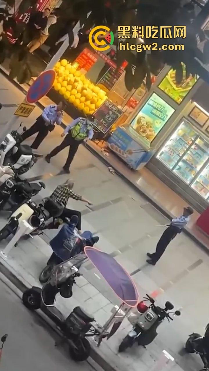 这不是拍戏！广州南沙一男子情绪失控街头挥刀砍人又割喉 被害人当场盖布 好吓人！-4