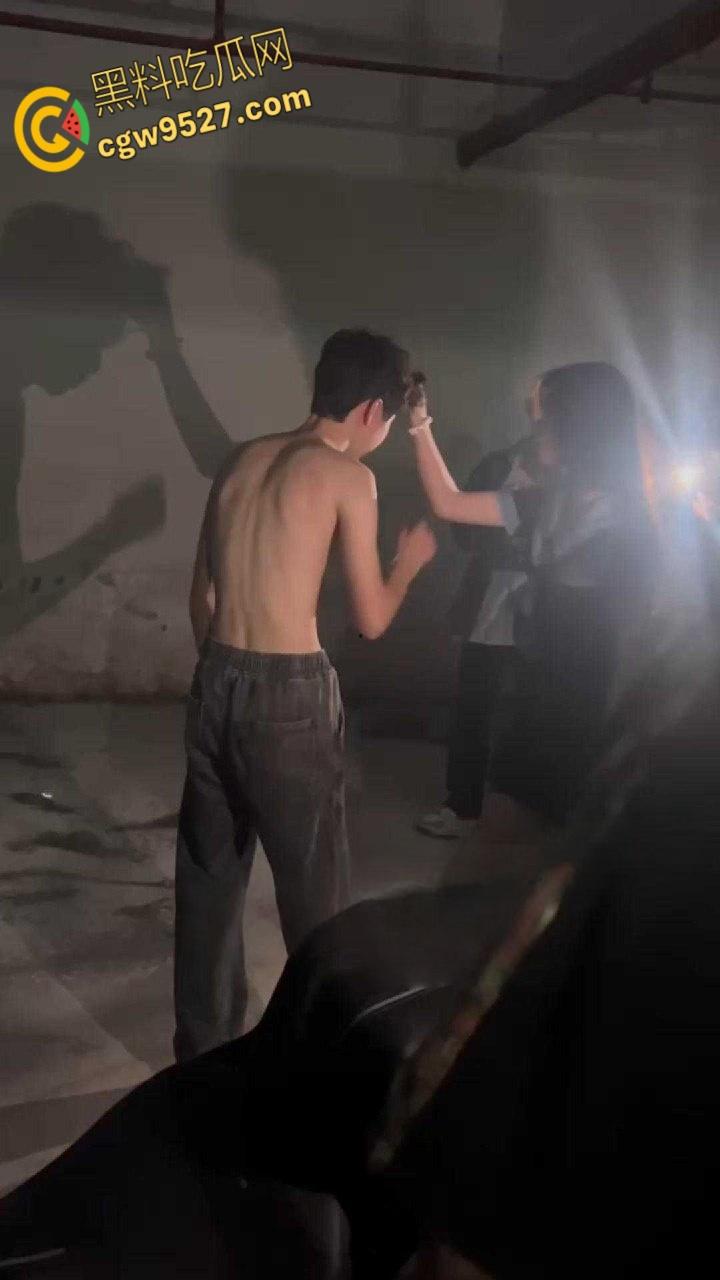 浙江台州椒江渣男【任家轩】,骗财骗色出轨,这女友也是娇小诱人,这不好好珍惜,还暴打女友!-4