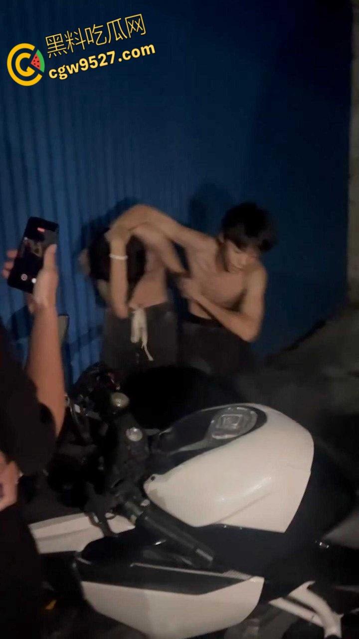 浙江台州椒江渣男【任家轩】,骗财骗色出轨,这女友也是娇小诱人,这不好好珍惜,还暴打女友!-5