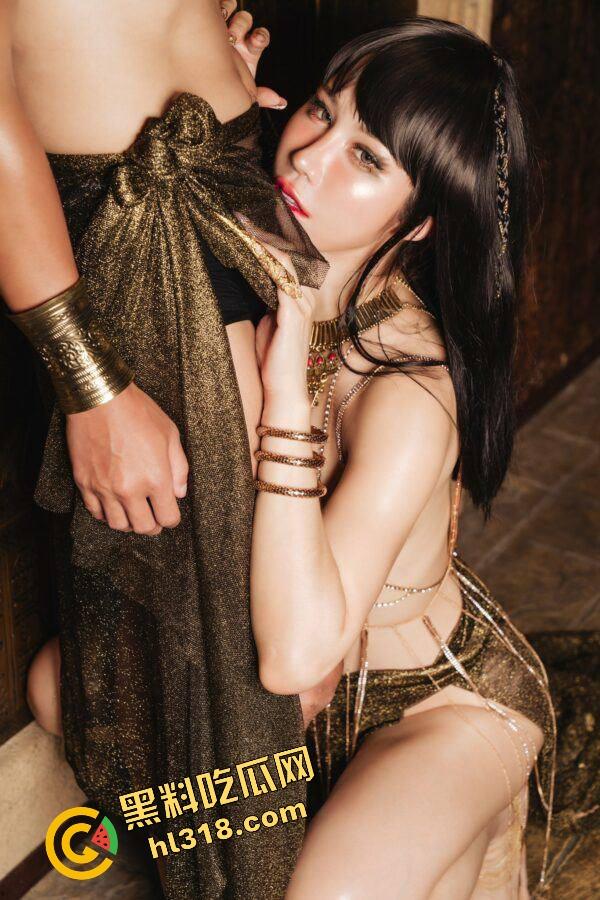 拍写真拍成实战,巨乳网红『辛尤里』扮埃及艳后摄影师直接从握相机变成握奶,镜头都扔了直接后入嫩穴!-8