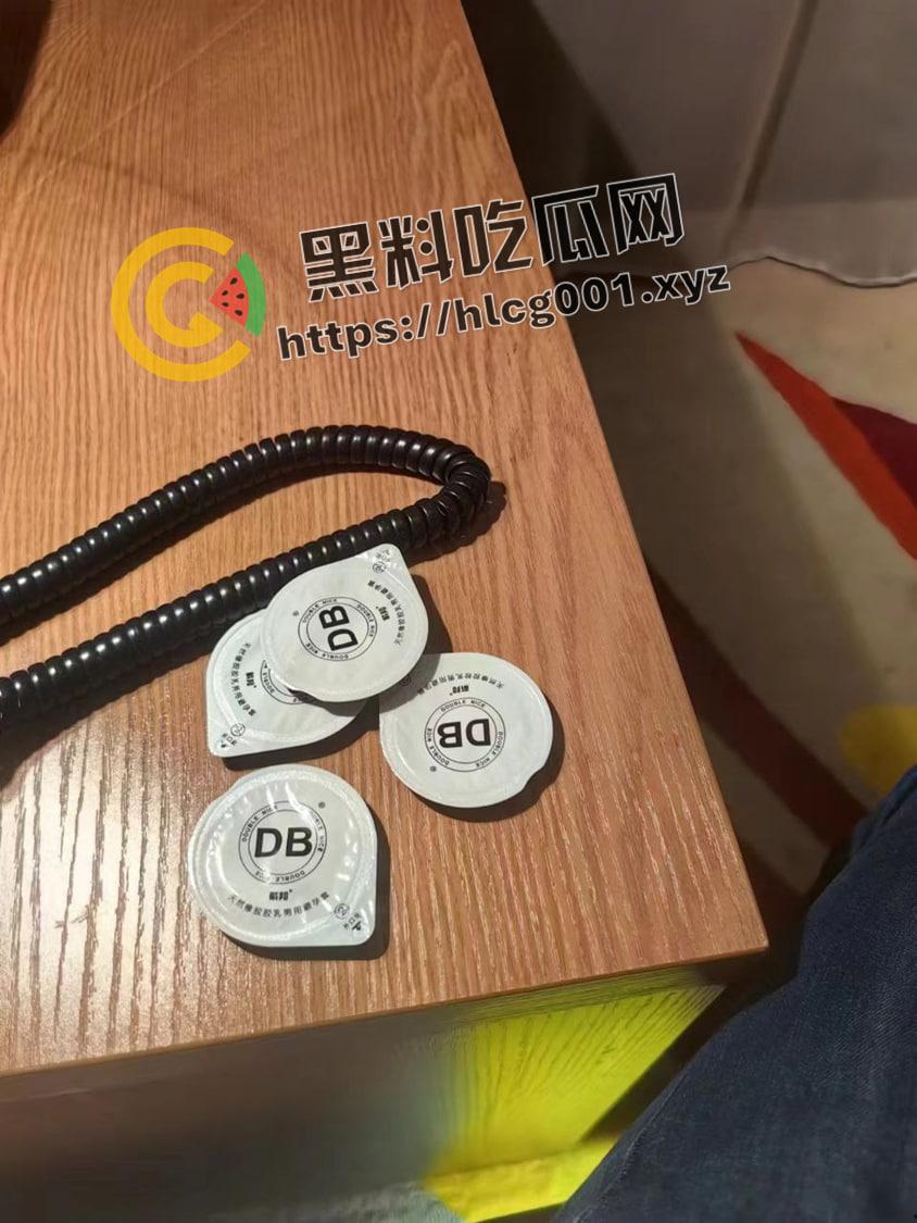 广东佛山一台ps5拿下19岁妹妹 直接开房干到爽 这是什么骚操作-17