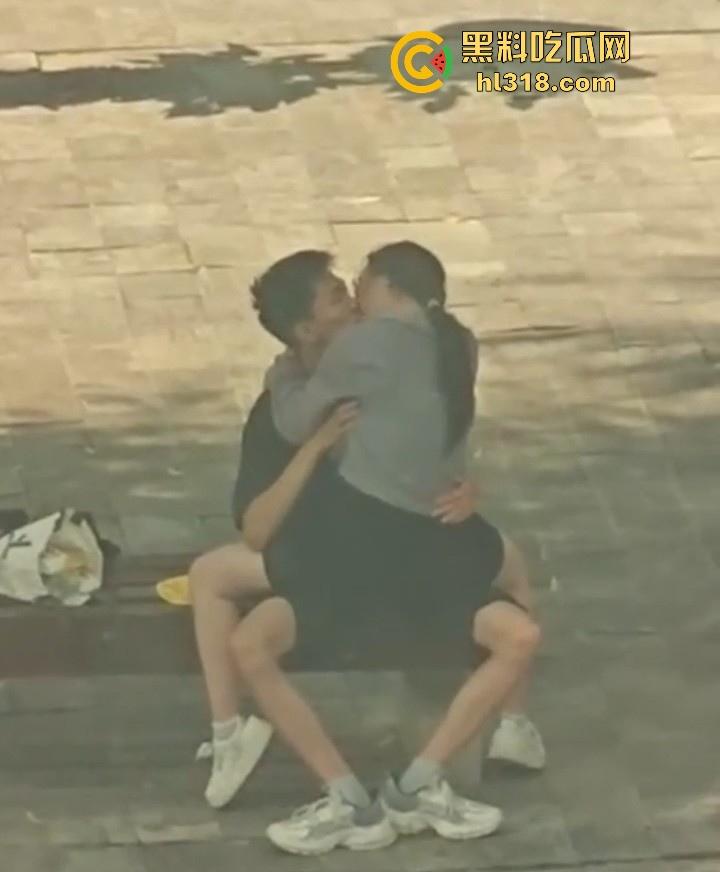 小情侣在长椅上亲密被偷拍，眼镜骚女自动骑乘，男的又是揉胸，又是抠逼的，没钱开房吗？-6