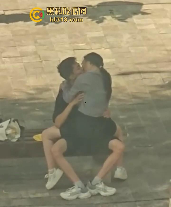 小情侣在长椅上亲密被偷拍，眼镜骚女自动骑乘，男的又是揉胸，又是抠逼的，没钱开房吗？-7