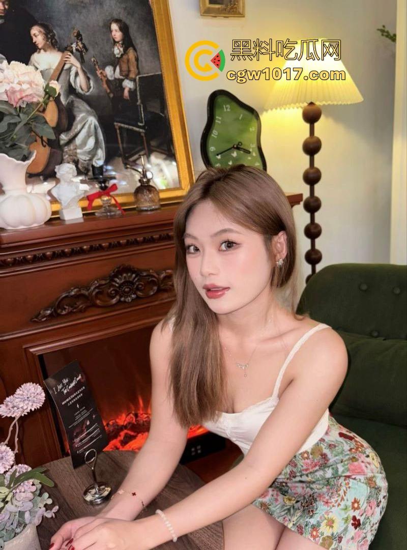 上海高颜值捞女【刘盈盈】这朵比基尼毒玫瑰，专去酒吧傍大款，坑骗男人酒水喝，灌醉你榨干钱包再榨干鸡巴！-5