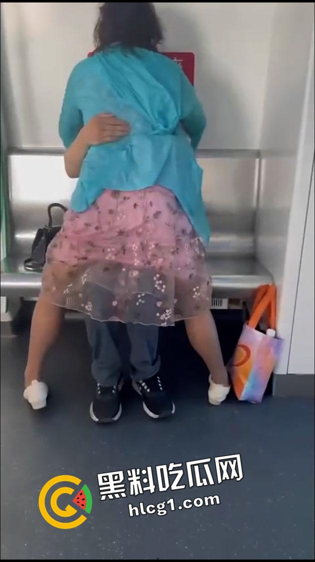 地铁上的炸裂时刻 中年夫妻秀恩爱 抠逼亲嘴完全不害臊 全程跟拍辣眼睛-4