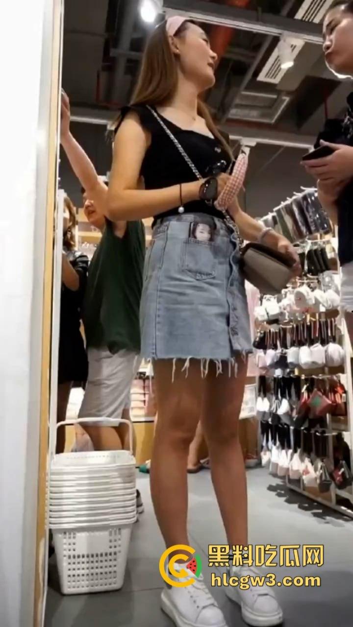 超短裙抄底合集！骚妹超短裤出门不穿安全裤 半拉屁股暴露在外 粉嫩逼缝清晰可见-7
