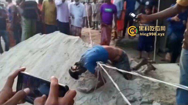 孟加拉男子盖房误触高压线 人当场烤熟 外焦里嫩的看得人头皮发麻-6