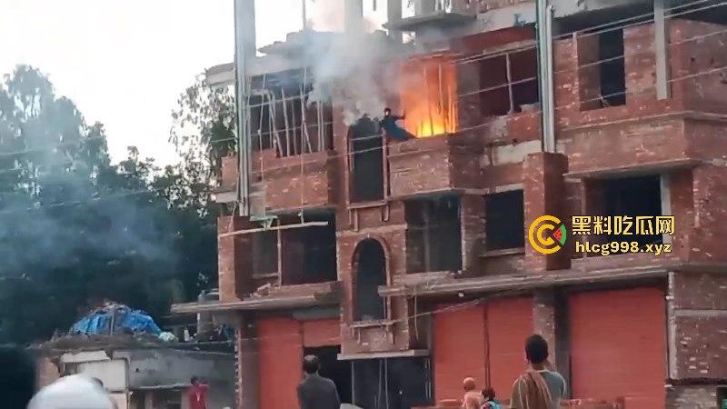 孟加拉男子盖房误触高压线 人当场烤熟 外焦里嫩的看得人头皮发麻-7