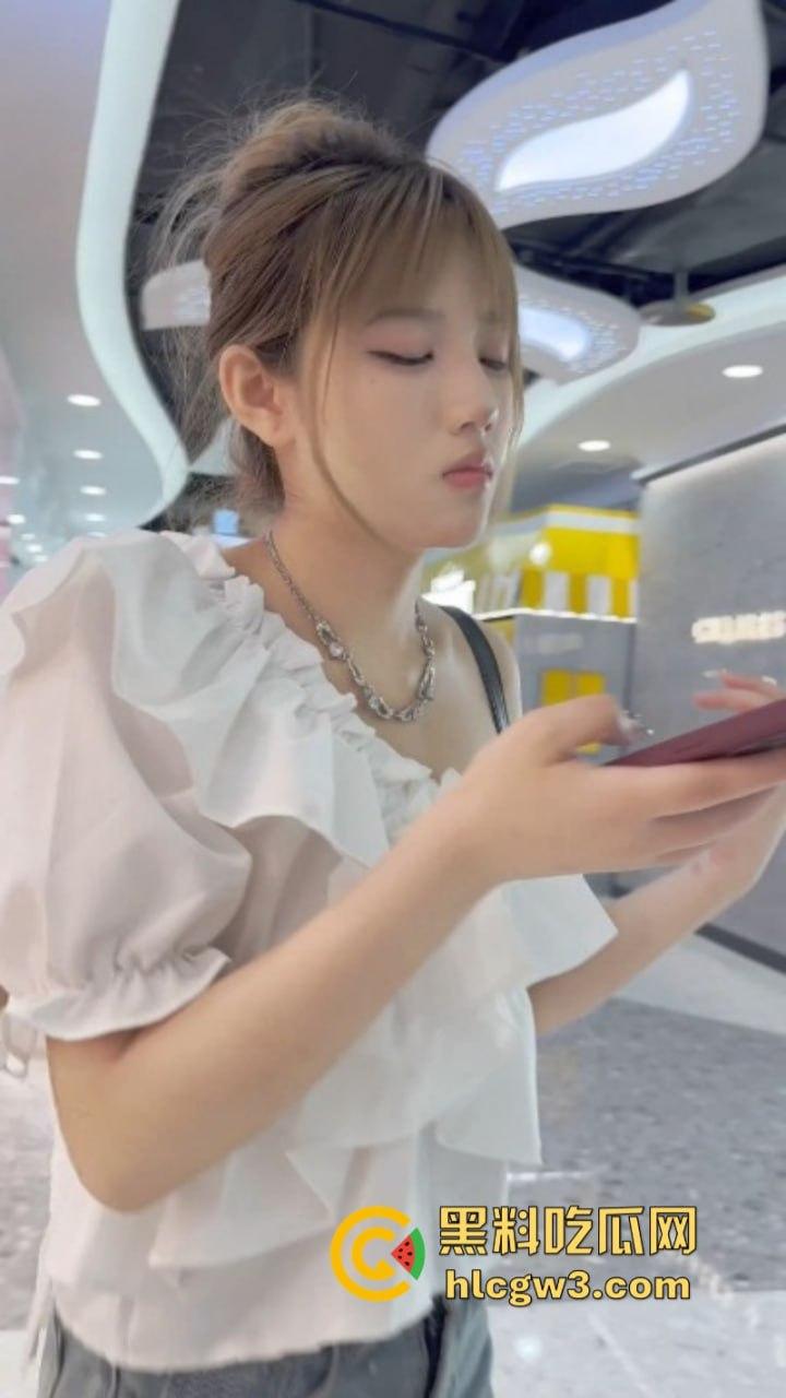 超短裙抄底合集！骚妹超短裤出门不穿安全裤 半拉屁股暴露在外 粉嫩逼缝清晰可见-15