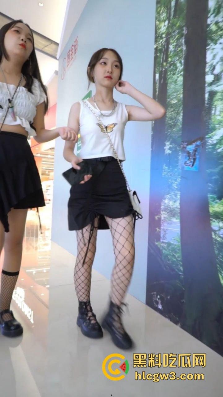 超短裙抄底合集！骚妹超短裤出门不穿安全裤 半拉屁股暴露在外 粉嫩逼缝清晰可见-19