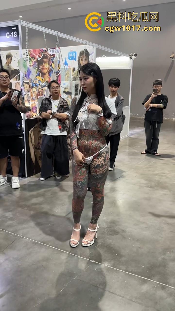 好女孩全覆盖 ？全身纹满阴唇边也是，人体活招牌，看着就有感觉的符文战士，她真的想给我们看全部！-5