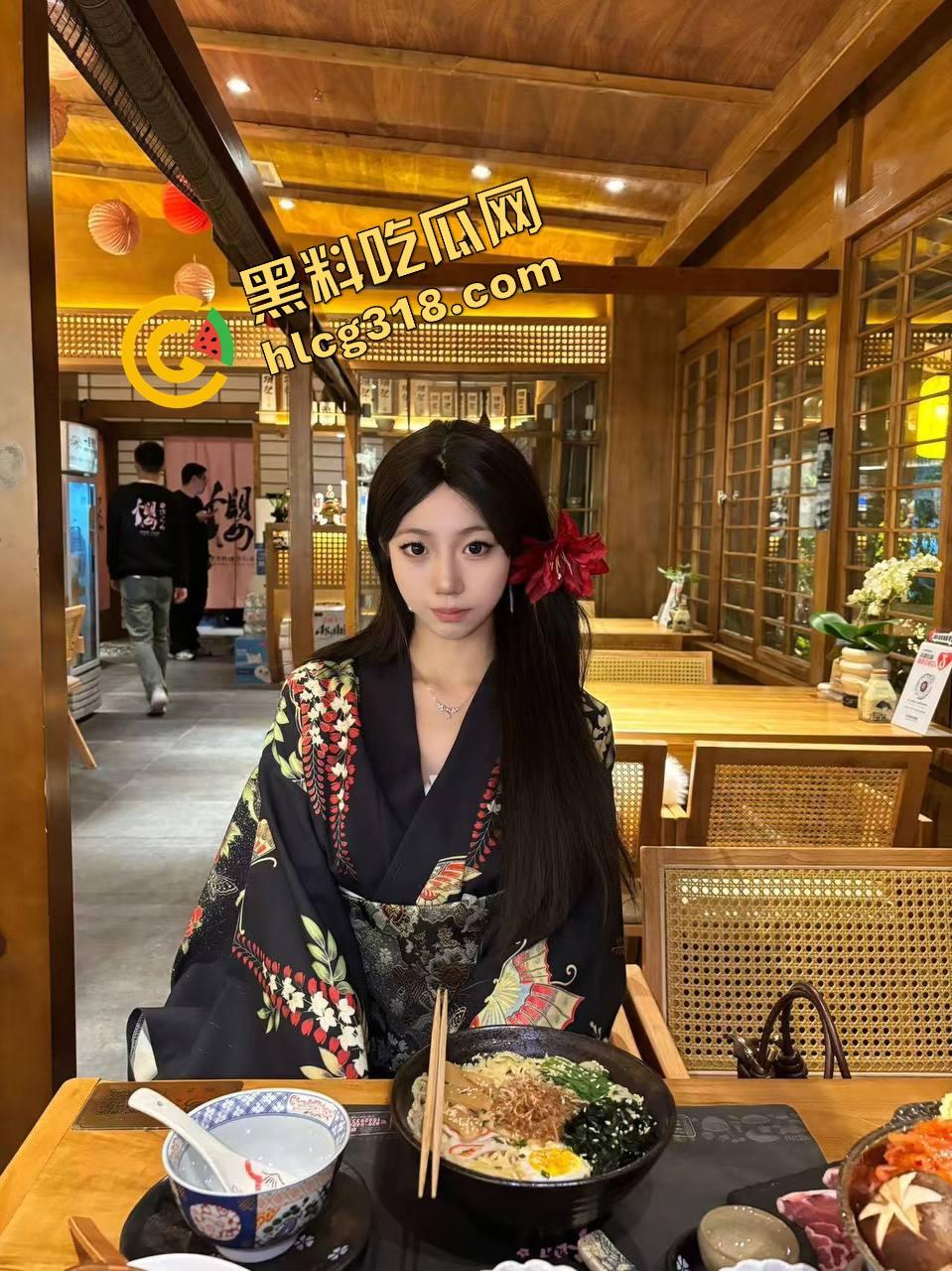 5cm真的没救了吗？看看这个富哥怎么用小鸡巴换来妹子跪舔的快乐人生，表情不是被操疼是怕转账停了！-2