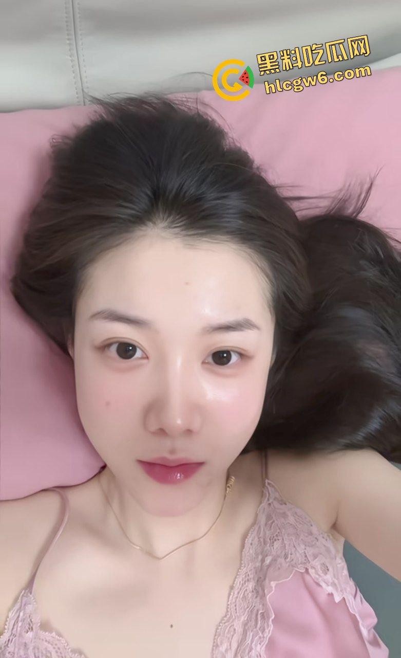 山东潍坊反差母狗社会小少妇『邓慧』寂寞饥渴喊闺蜜约炮大哥 酒店开房双飞激情!原创独家流出!-1