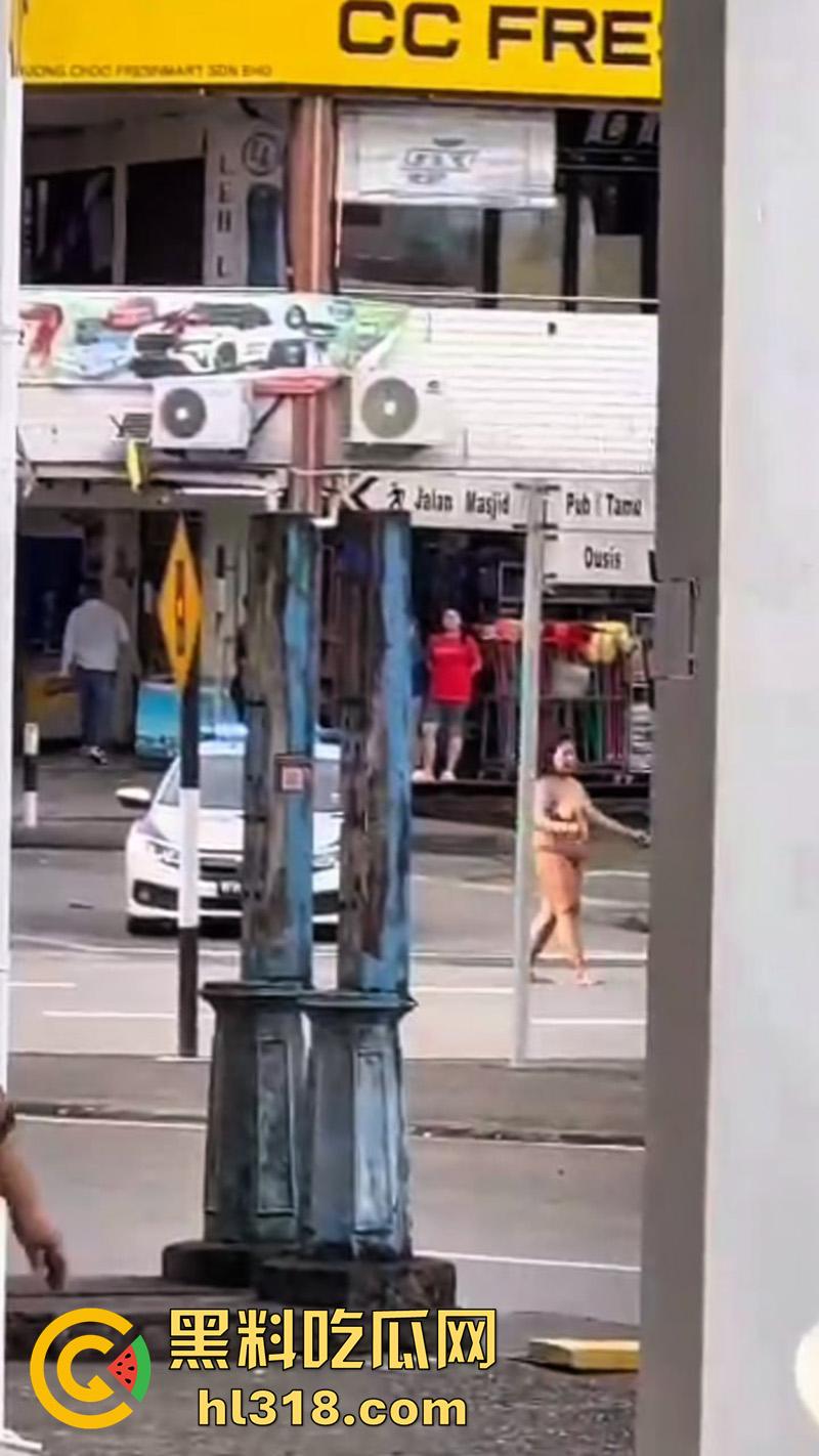 马来西亚肥臀裸女,因离婚发疯全裸上街,见人就骂见车就打,哪怕是警车也不放过,这大屁股有喜欢的么?-4