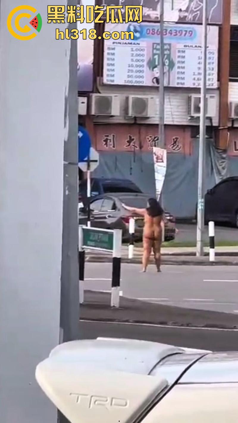 马来西亚肥臀裸女,因离婚发疯全裸上街,见人就骂见车就打,哪怕是警车也不放过,这大屁股有喜欢的么?-5