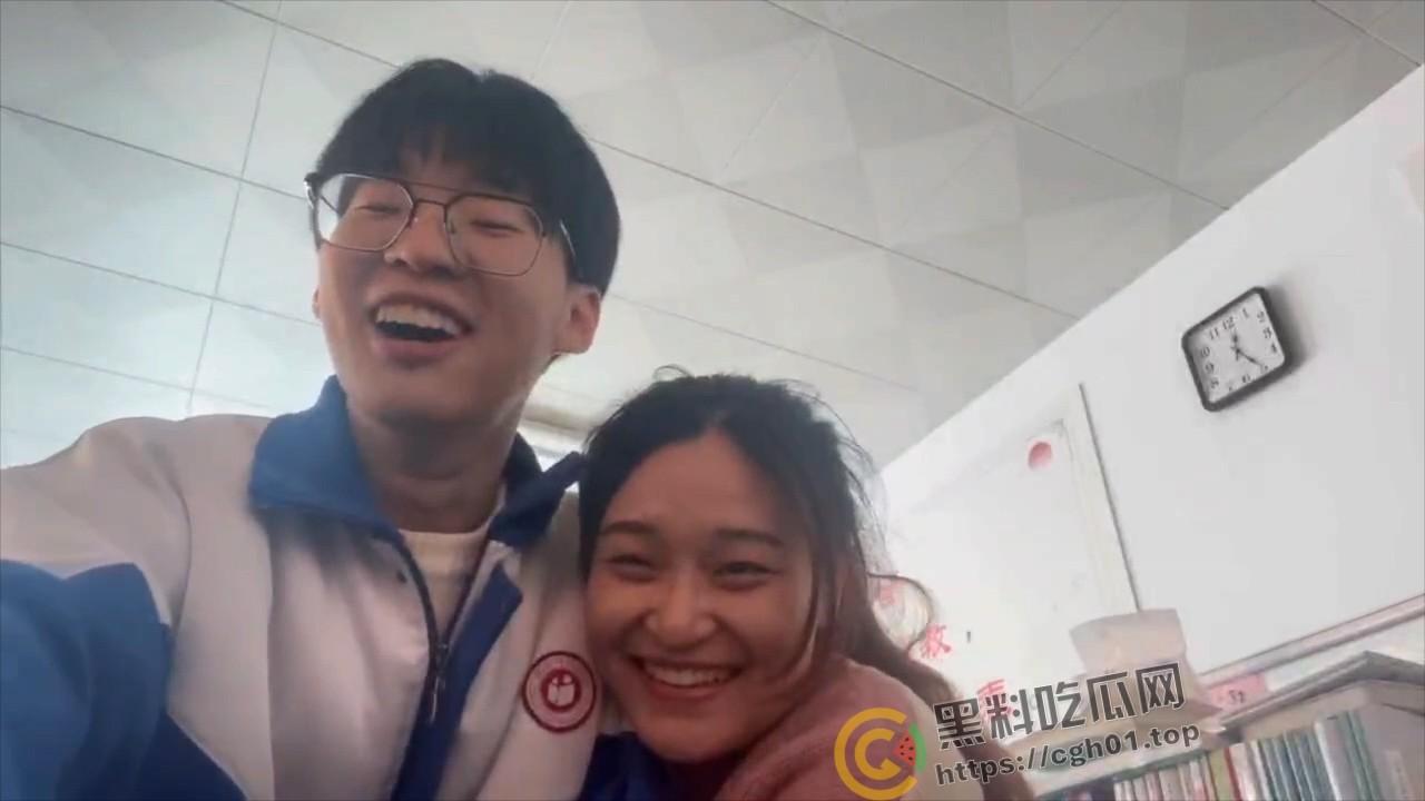 衡水一中邯郸分校师生恋 办公室内打波偷情  裤衩估计都胶粘了-4