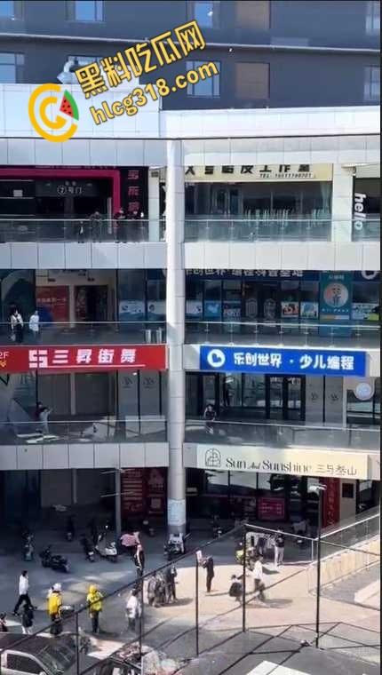 河北黄骅金宝撒钱事件，有钱人真是壕啊，楼下大把的人在那捡钱这种好事，我为什么遇不到 ?-4