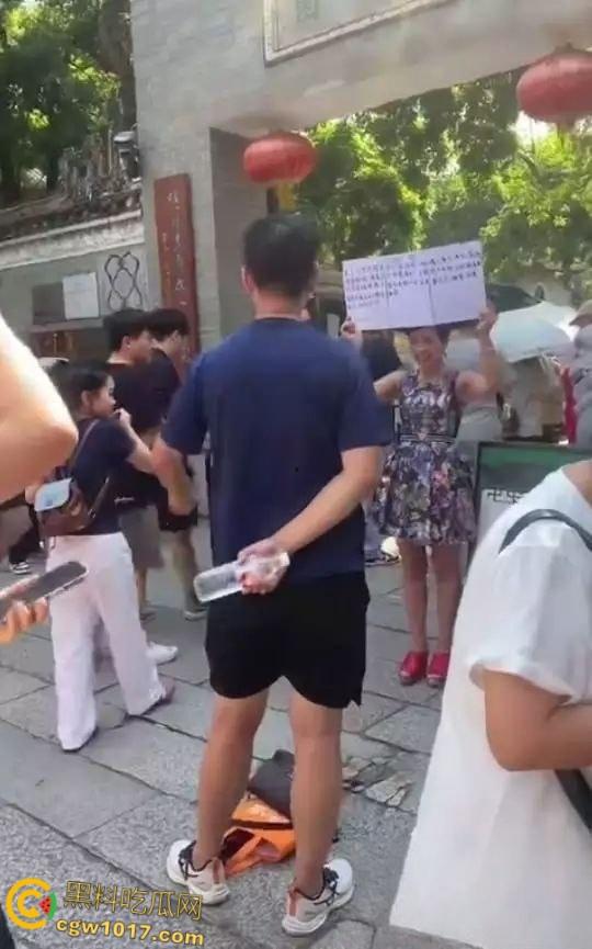 广东52岁富婆街头在线征婚大屌男，自称可给700万彩礼，骚逼常年未滋润渴望性爱，有意联系！-2